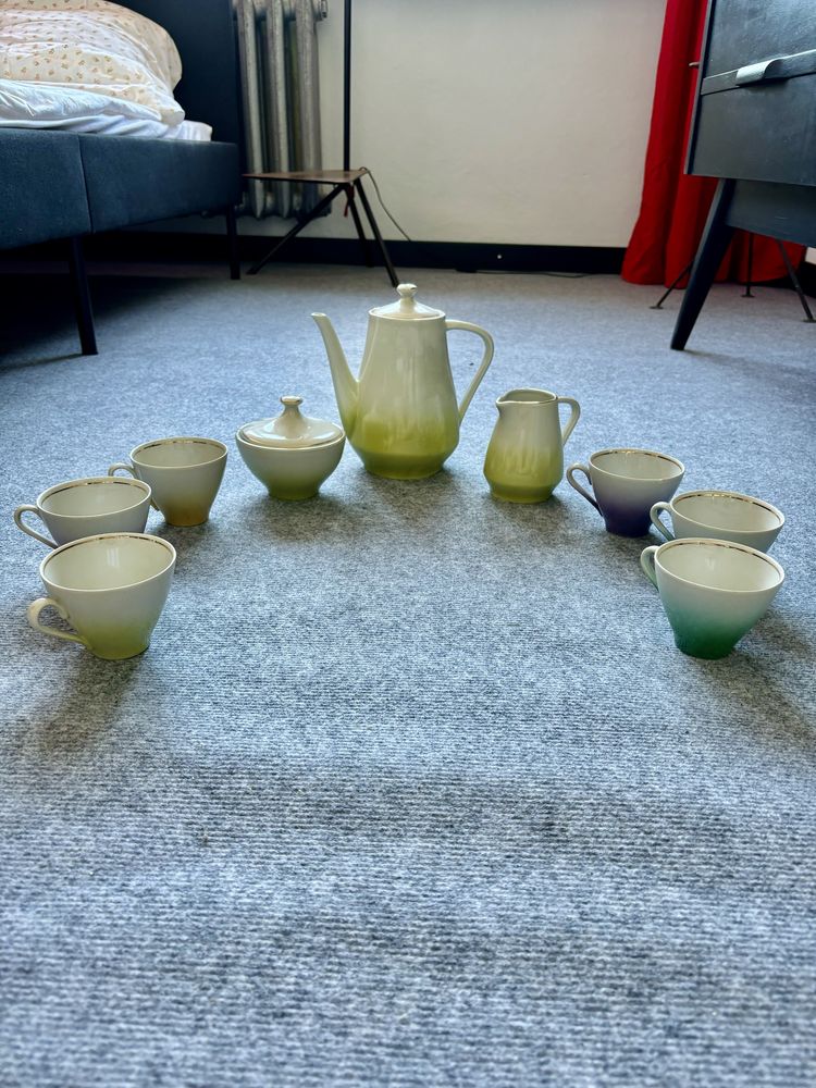 Zestaw do kawy porcelana PRL kolorowy plus talerze w trzech rozmiarach