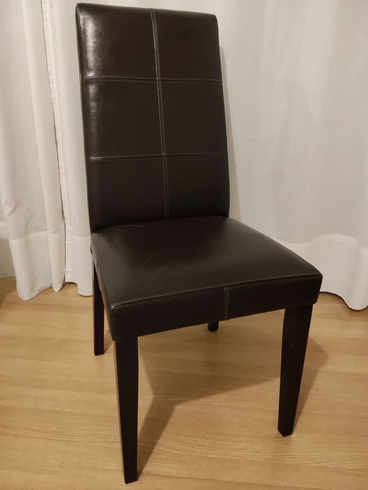 Cadeira de pele castanha com pés em wengue