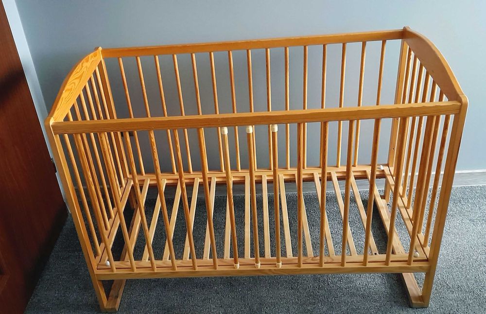 Łóżeczko dziecięce drewniane