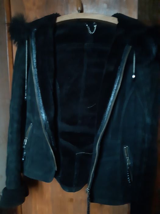 Теплая куртка с натуральной замши с капюшоном размера S.