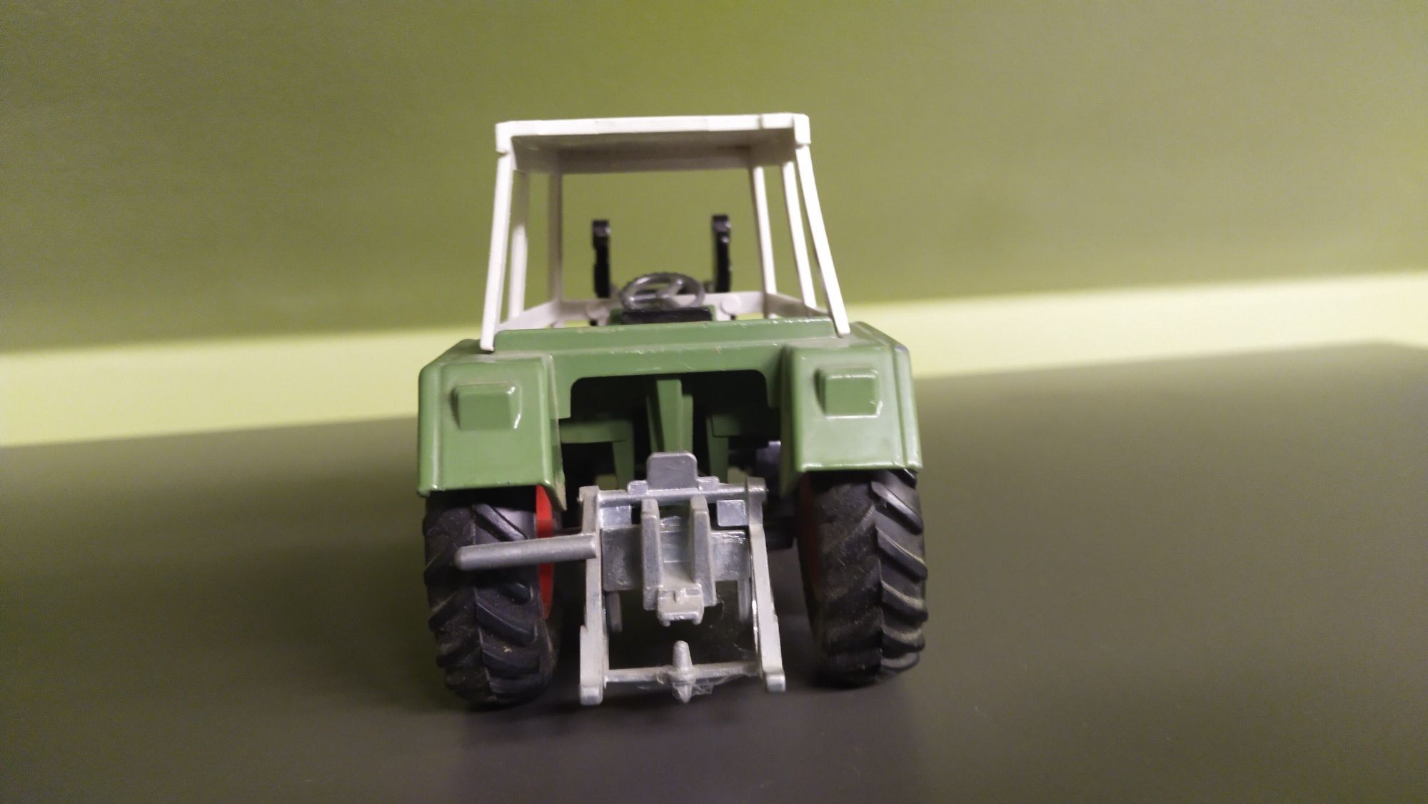 Siku traktor Fendt 1 32