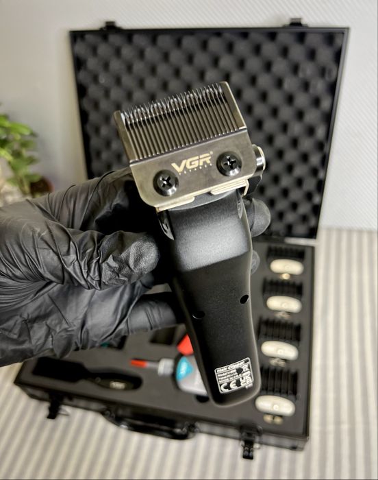 Машинка для стрижки VGR V-668 | Потужна, професійна, 6 насадок, кейс