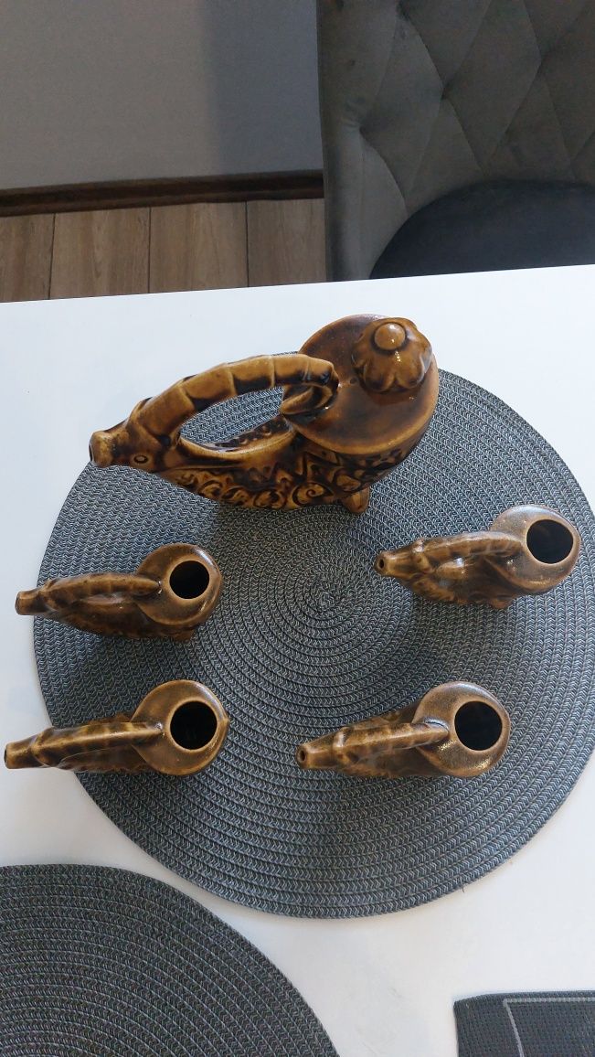 Zestaw karafka i 4 pijałki brązowe Koziorożec róg prl vintage