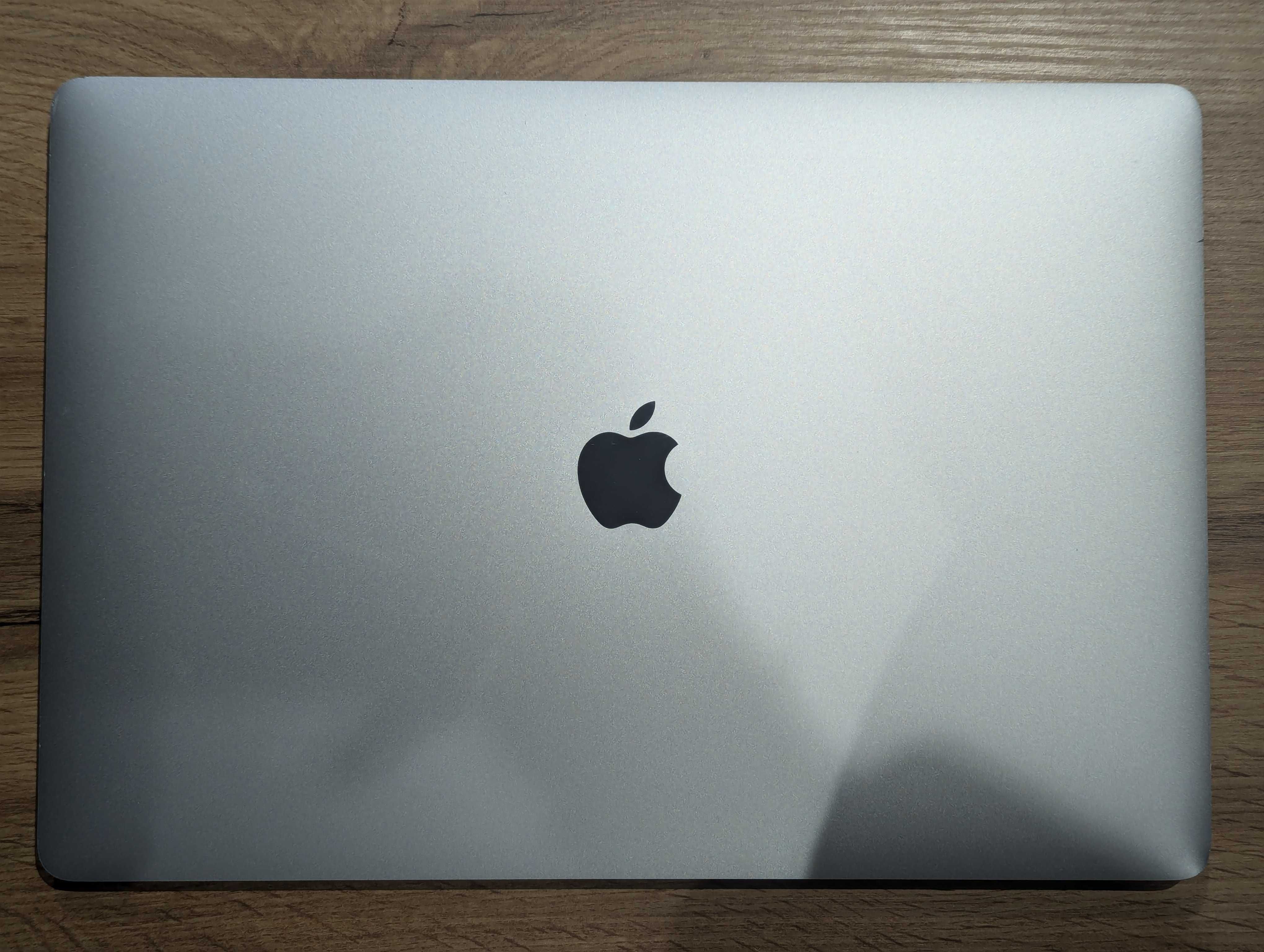 Macbook pro 15 2017 core i7 2.8ghz 16/256gb pro 555 2gb