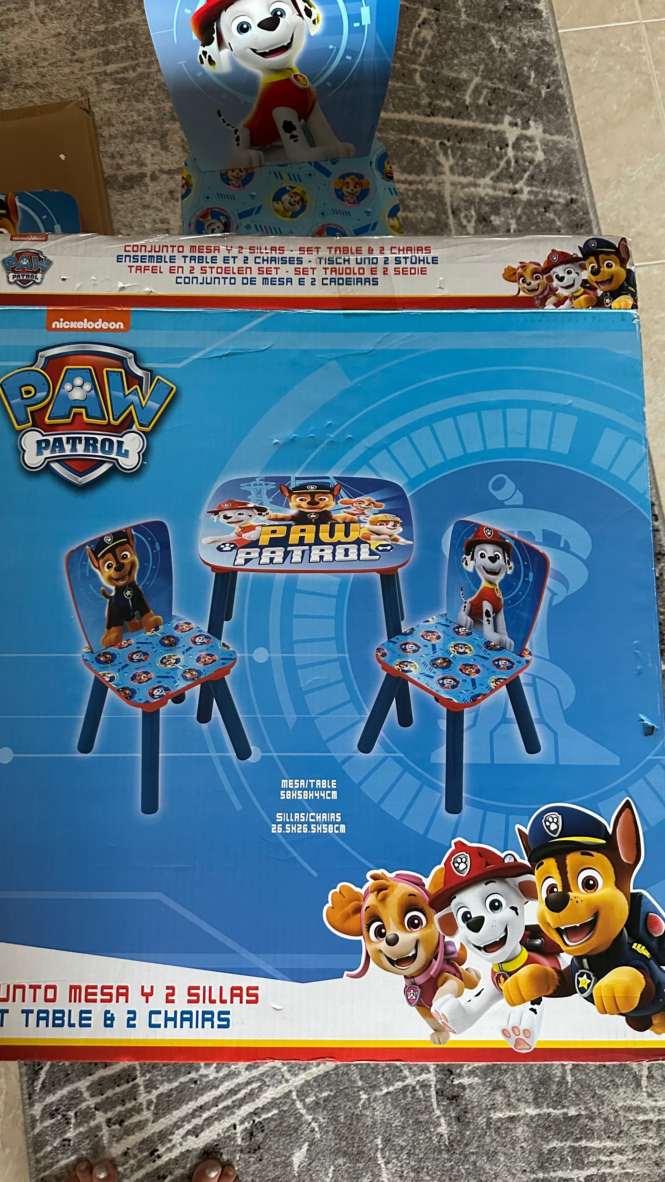 mesa pata da patrulha infantil e duas cadeiras,