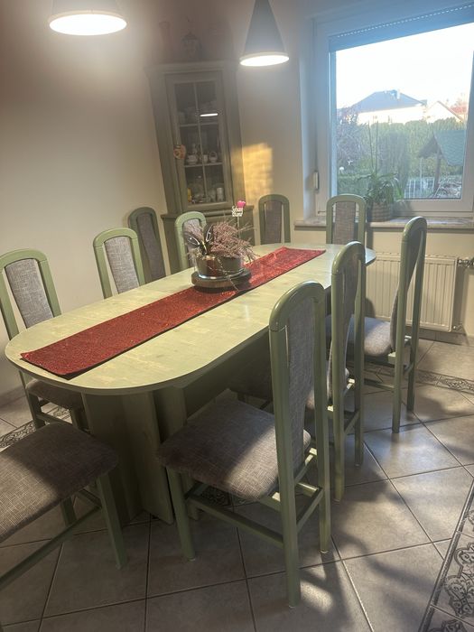 Jadalnia zestaw stół z krzesłami i komoda