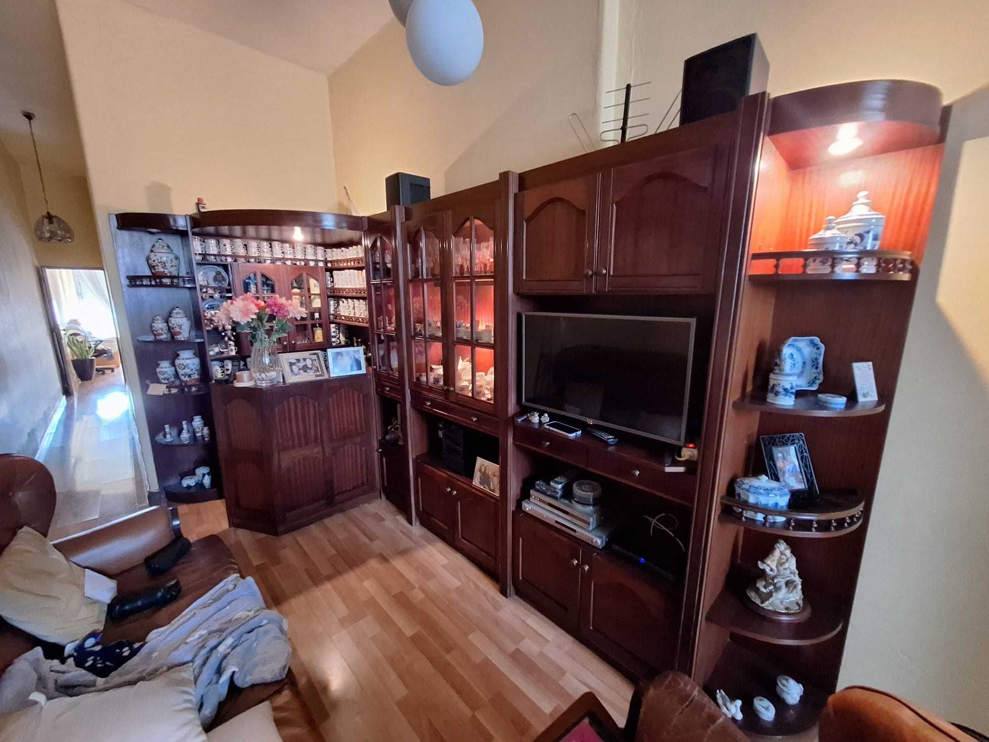 Móvel de televisão com bar incorporado