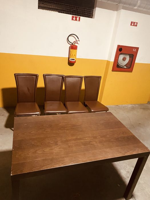Mesa e 4 cadeiras