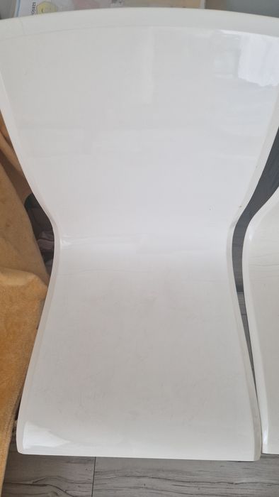 Krzesła lakierowane