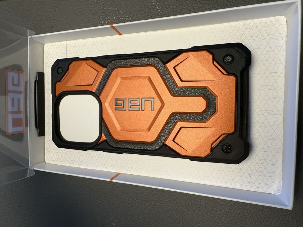 Etui Uag Monarch do iphone 15pro unikat pomaracz