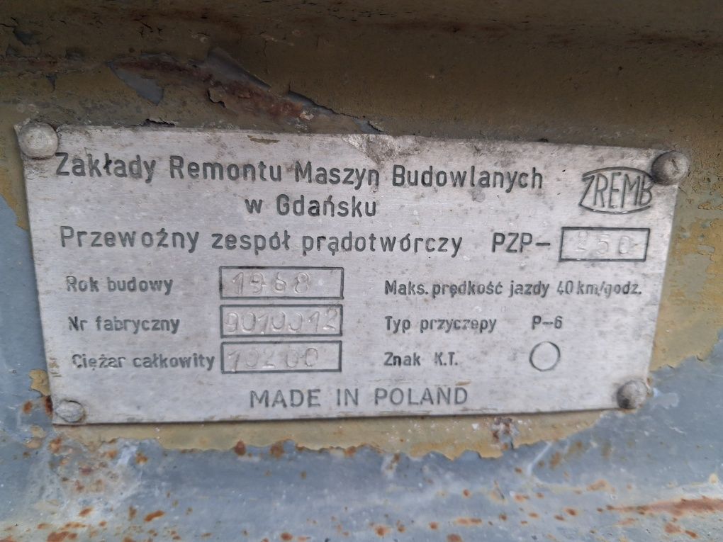 Przyczepa rolnicza do balotów siana słomy