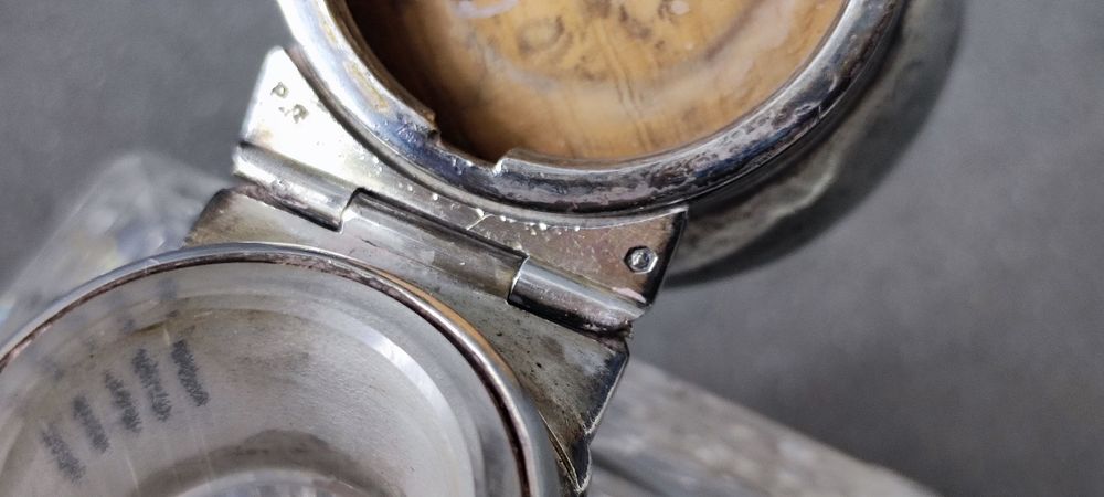 Dwie karafki okute srebrem próby 800 Francja korki  zakręc