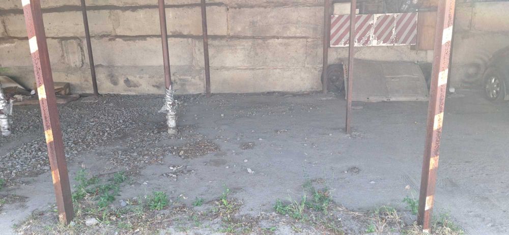 Крытое паркоместо на охраняемой стоянке по улице Ньютона