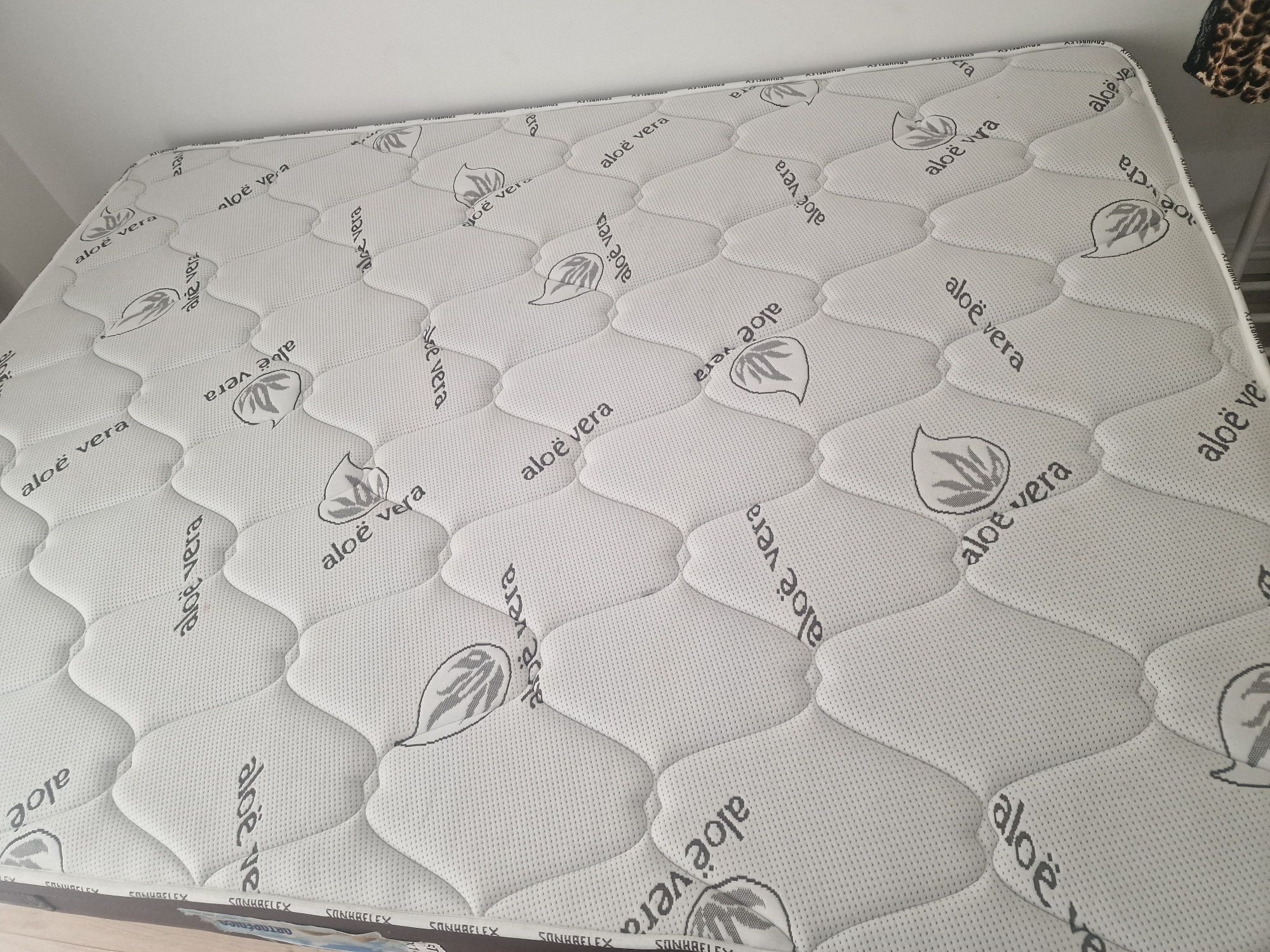 Cama estrado com pés