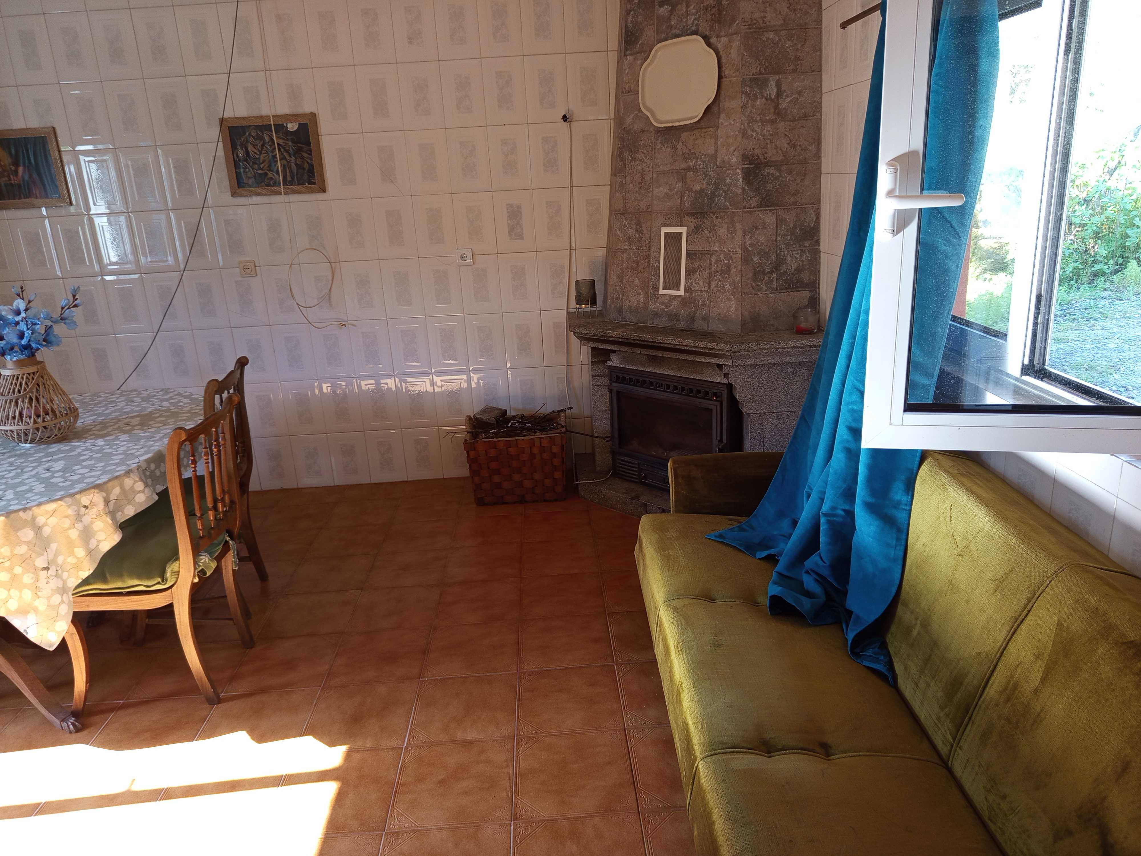 Quinta de 1 hectare com T3 remodelado+anexo e currais de pedra