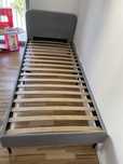 Cama Slattum 90x200 cinza