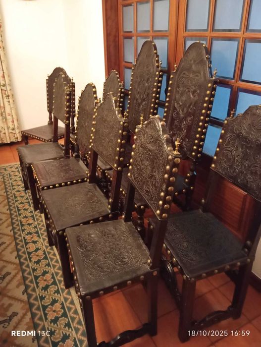 Conjunto cadeiras antigas - Couro Lavrado e Pináculos