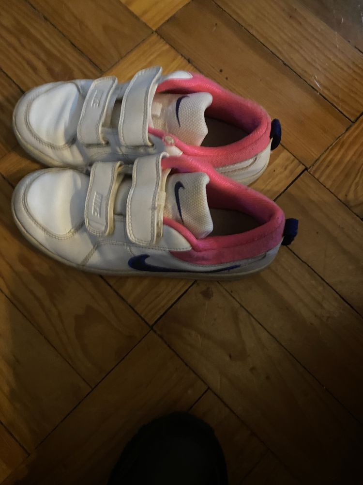 Sapatinhas brancas com rosa numero 33.