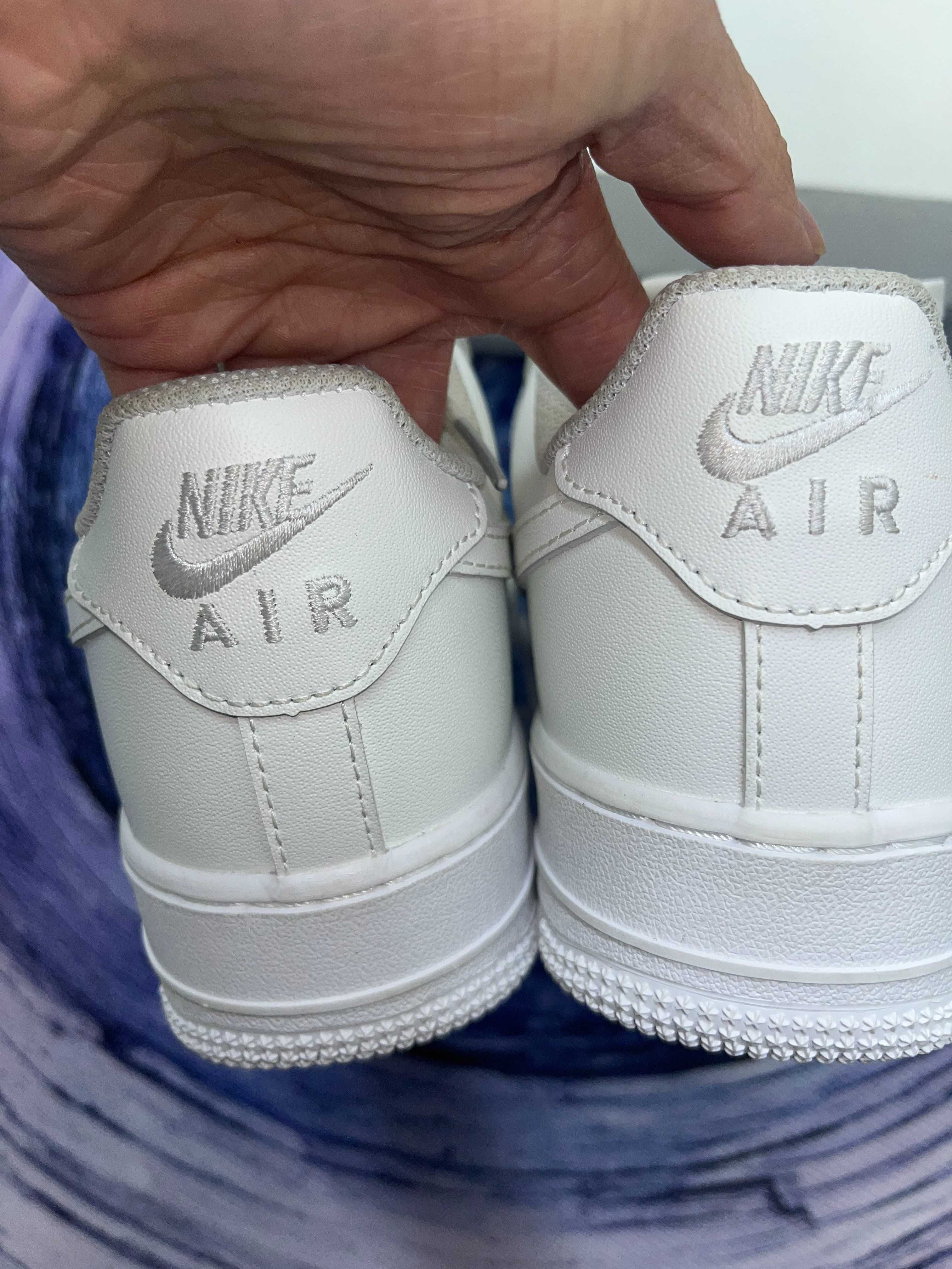 Stylowe, białe tenisówki Nike Air Force 1 w rozmiarze 40