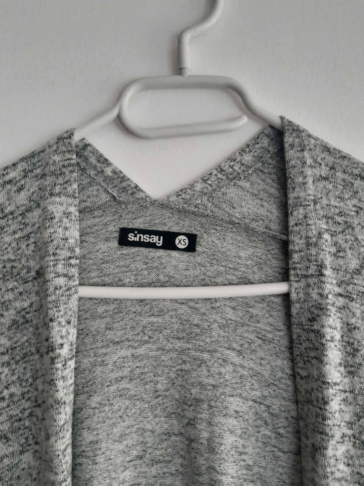 Długi cienki sweterek z kieszeniami