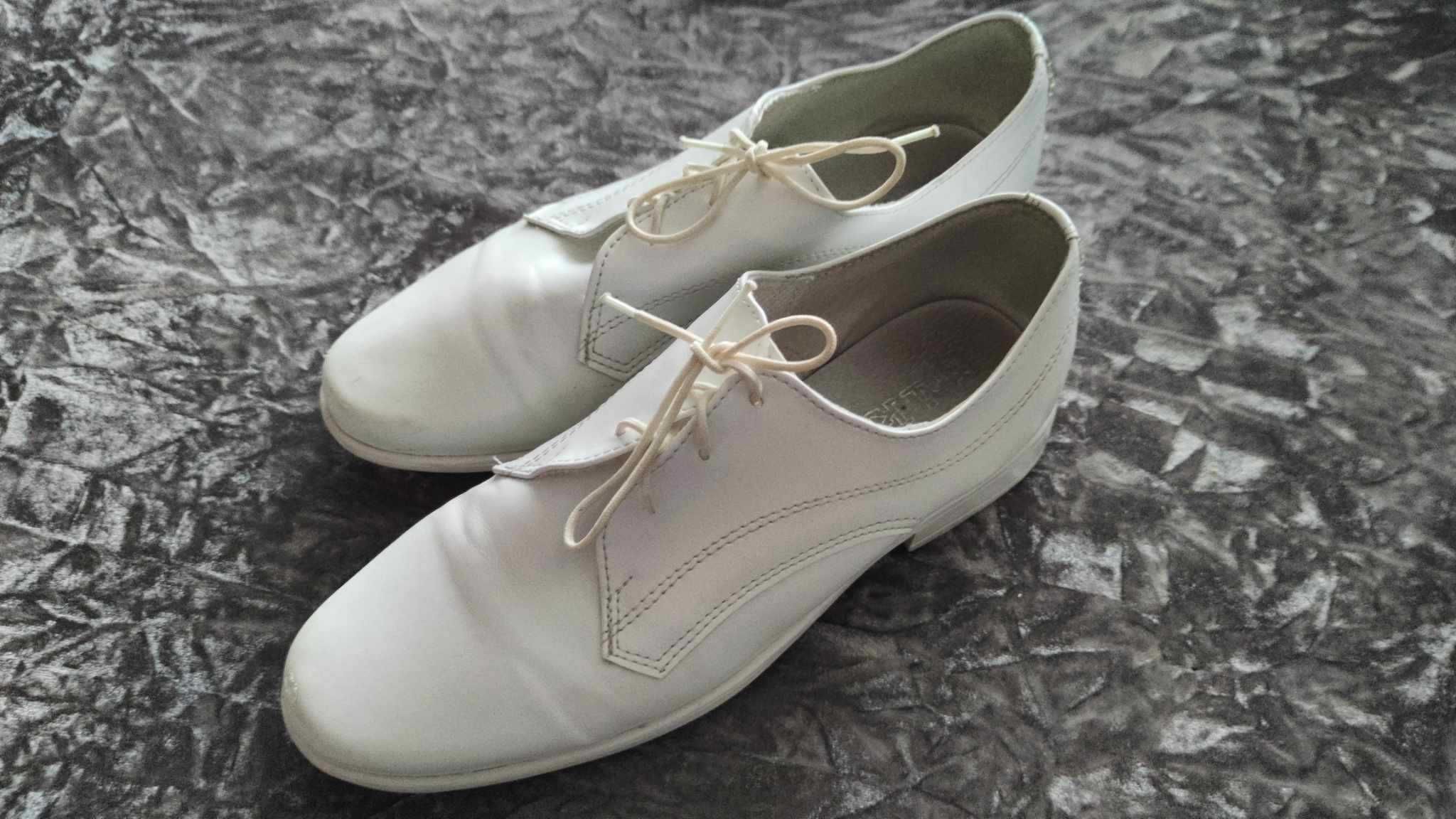 Białe buty chłopięce komunijne. (22 cm - dł. wkładki)