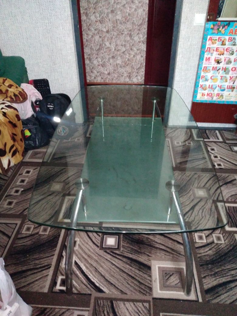 Скляний великий стіл