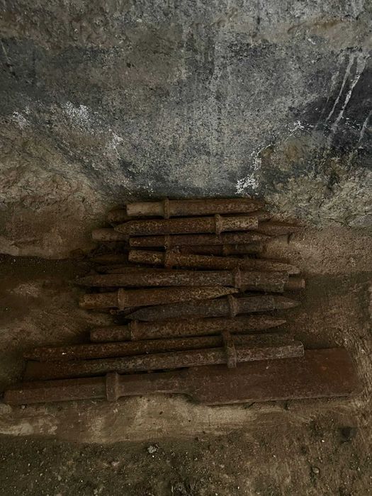 Pneumatic hammers and pick hammers with drill bits64409509863171121