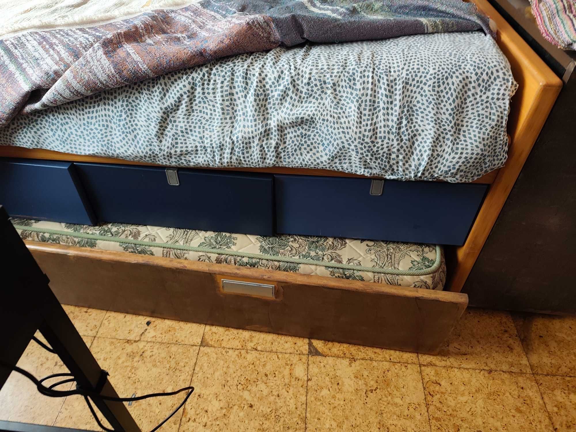 Cama de solteiro dupla com gavetas