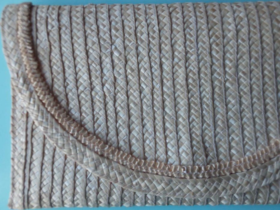 Pochete em palhinha, usada