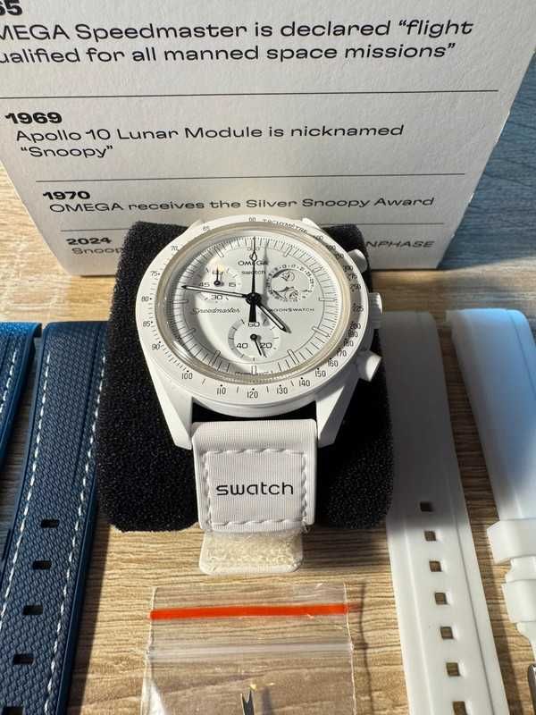 Omega x Swatch SO33W700 Snoopy - Biokeramik + fazy księżyca