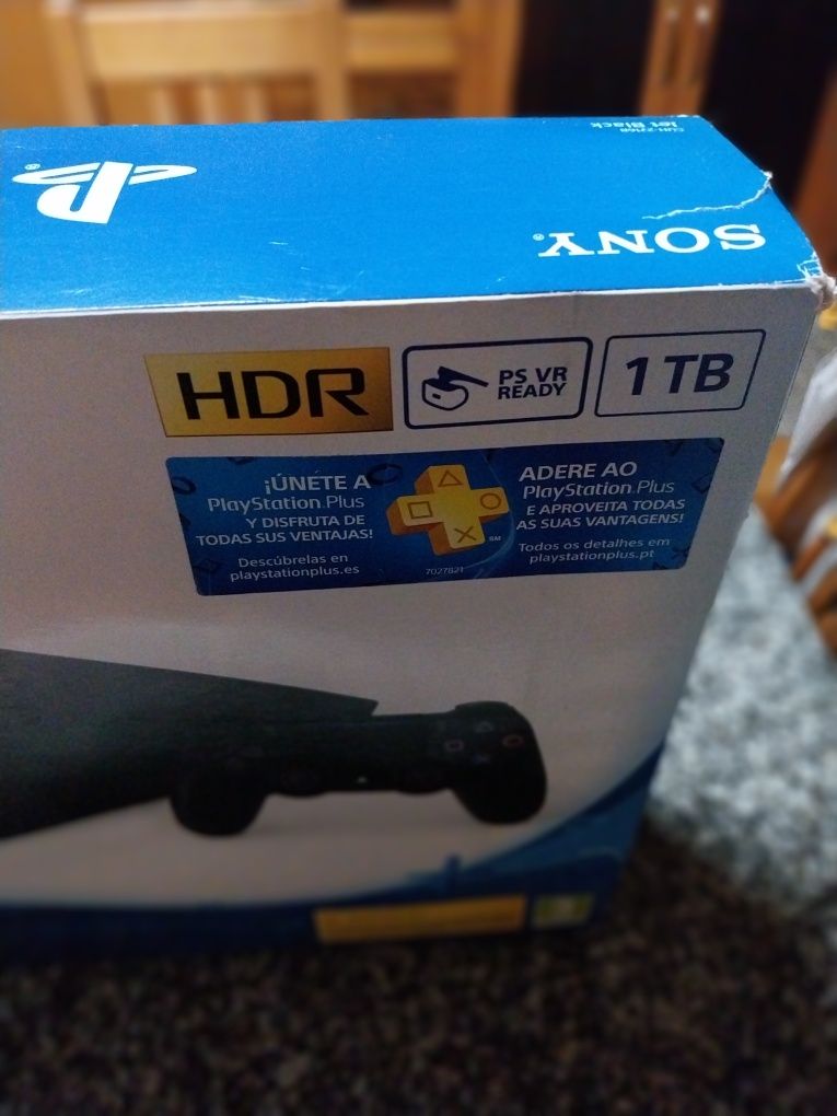Consola Playstation 4 1 T em caixa com 1 comando e todos os cabos .