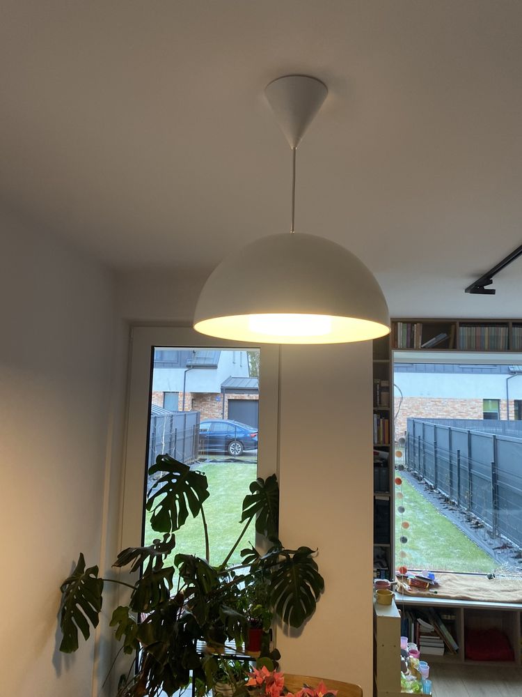 Lampa wisząca nad stoł