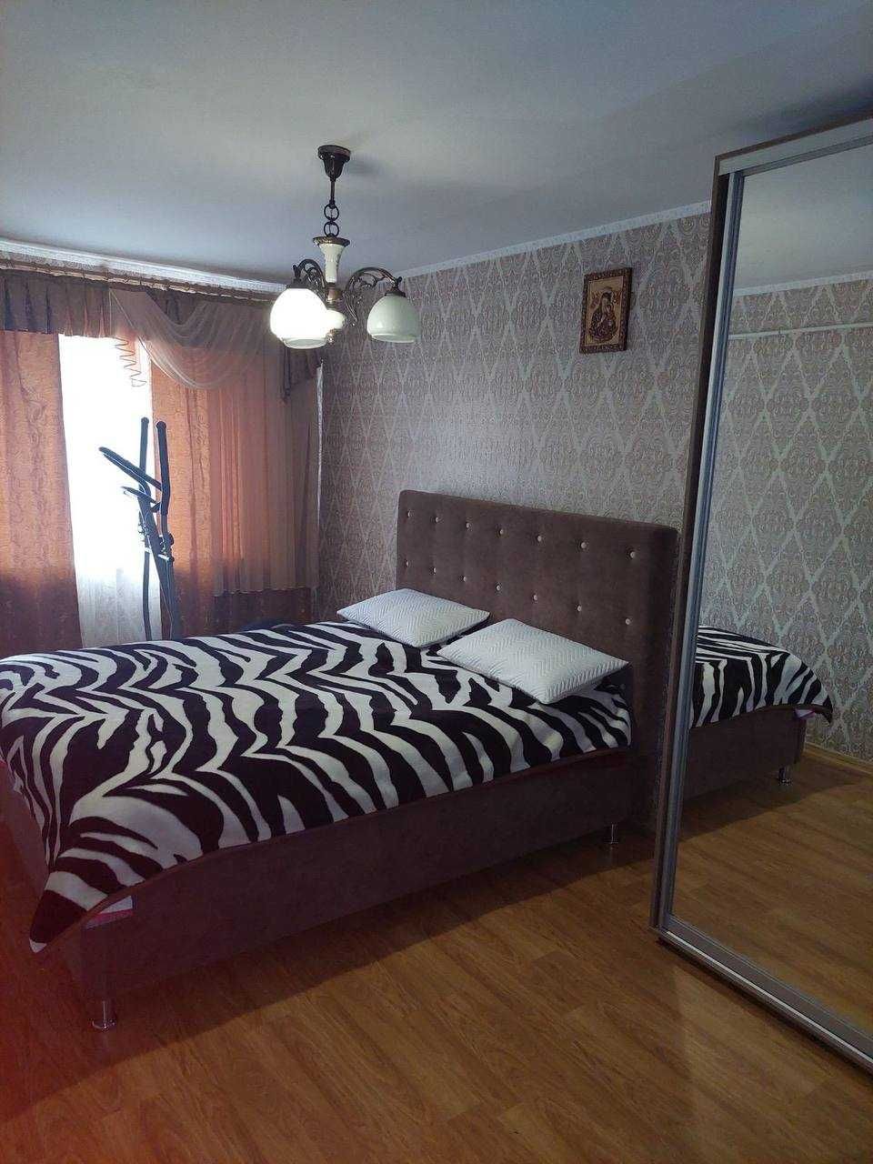 продається 3-кім квартира в пригороді. с.Микитинці.