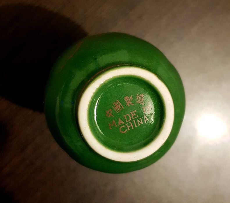 Miniatura jarra verde em porcelana com motivos estilizados a dourado