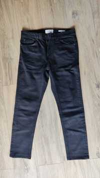 Czarne spodnie jeansy marki Pull & Bear (rozmiar 40)