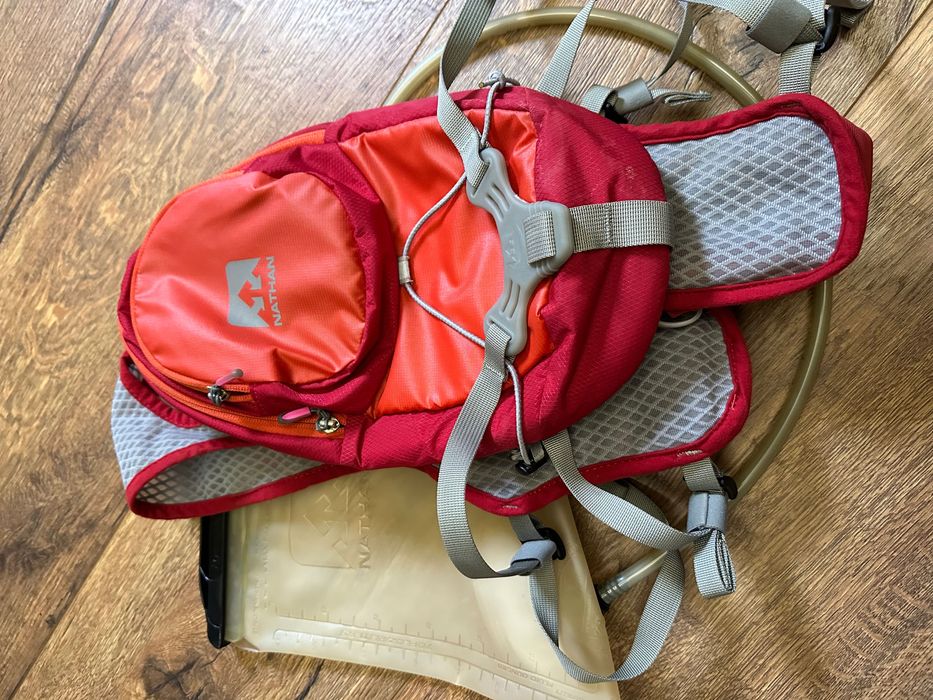 OPORTUNIDADE - Mochila Nathan com reservatório hidratação