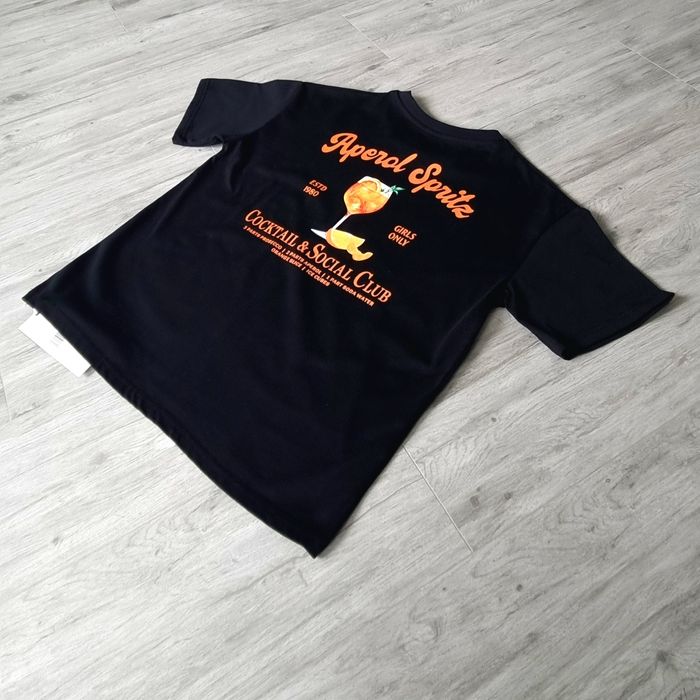 Стильна унісекс-оверсайз чорна футболка з принтом "Aperol Spritz"