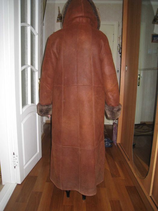 Дублёнка натуральная женск. ,очень тёплая c капюшоном в отл. состоянии