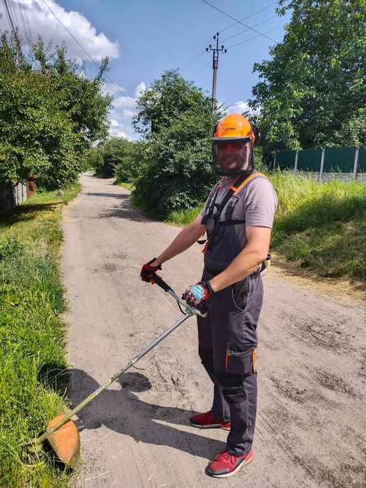 Зрізання аварійних дерев оренда подрібнювача гілля-пнів демонтаж спору