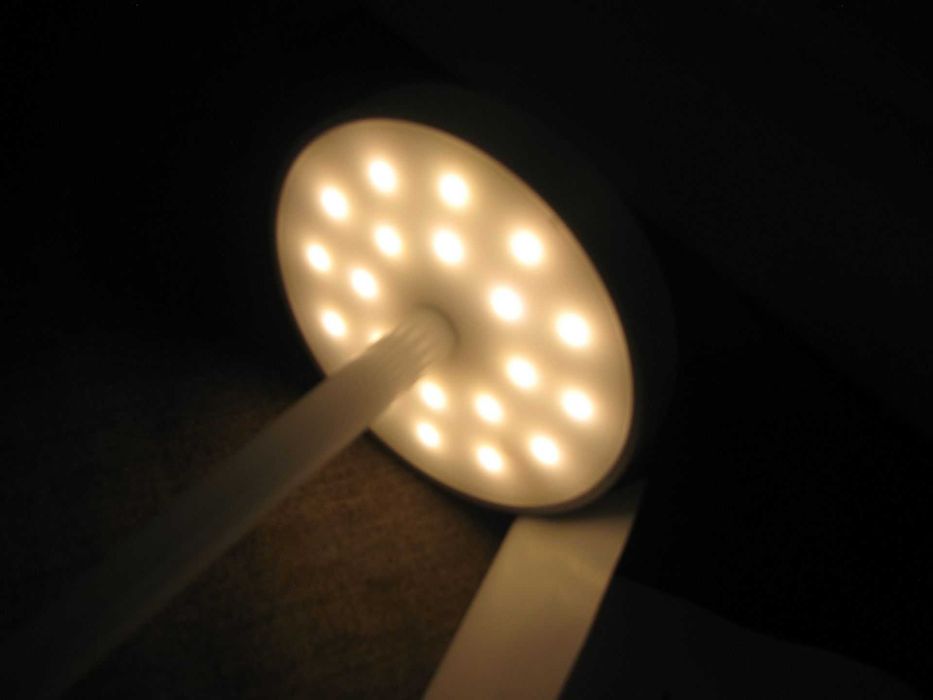 Акумуляторна настільна LED лампа у скандинавському стилі