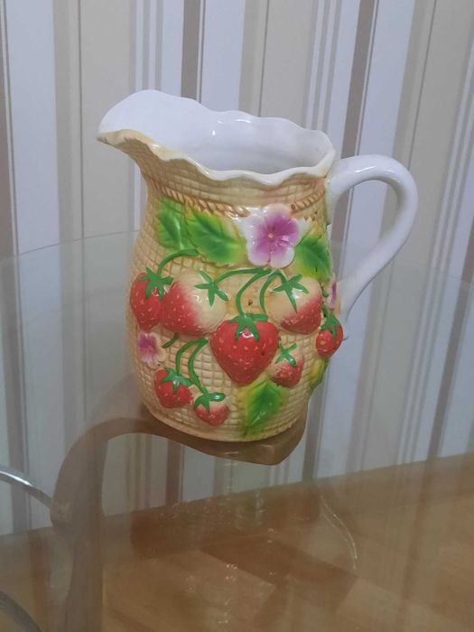 Кувшин с клубникой
