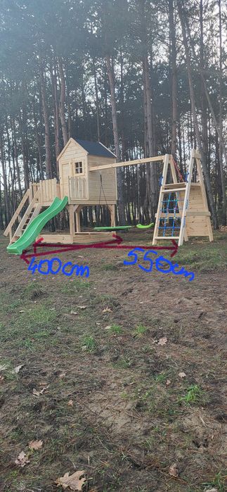 Plac zabaw . Domek drewniany.  Domek dla dzieci