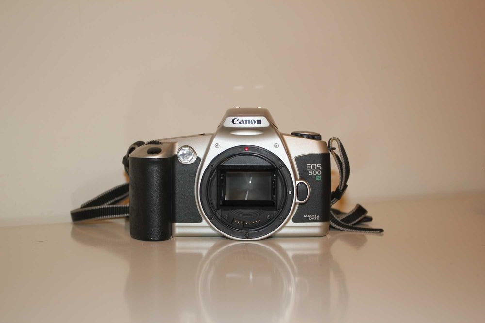 Canon EOS 500n (de rolo) com lente Canon EF 28-80mm f/3.5-5.6 II USM