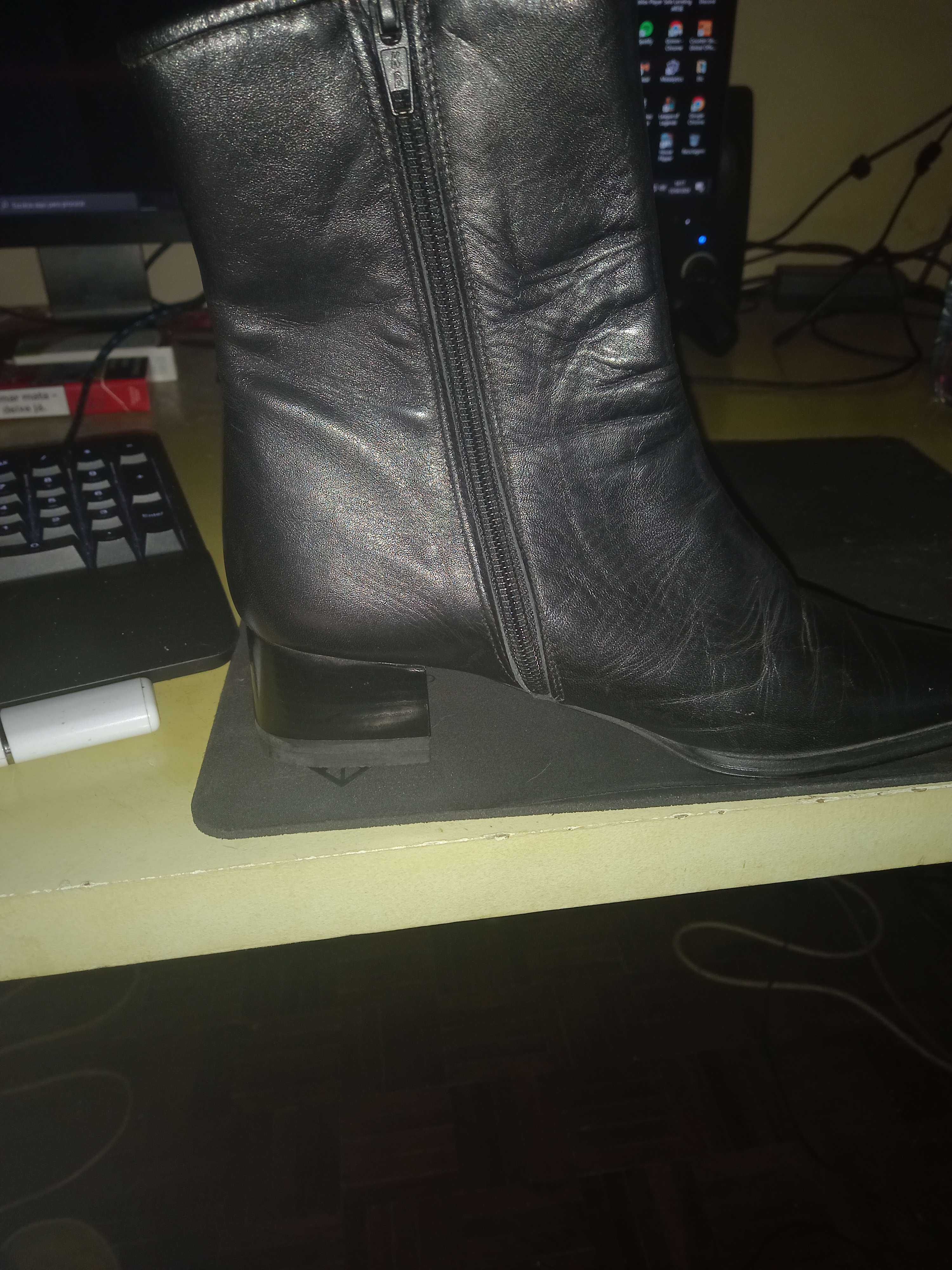 Botas de pele com 1 uso, praticamente novas.