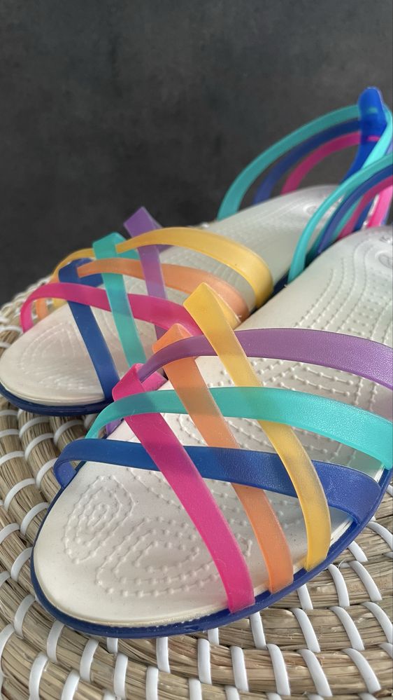 Crocs sandały Huarache Flat Multi/Cerulean Blue W8 38/39