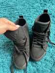 Czarne buty na koturnie snecersy guess