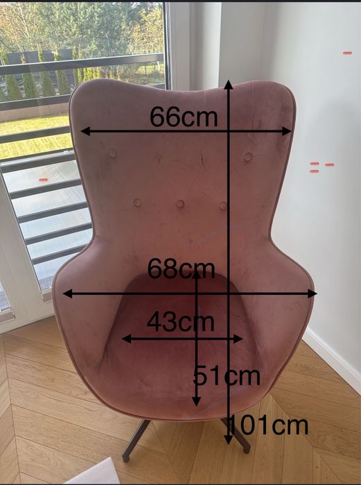 Różowy fotel welurowy obrotowy – stylowy i wygodny