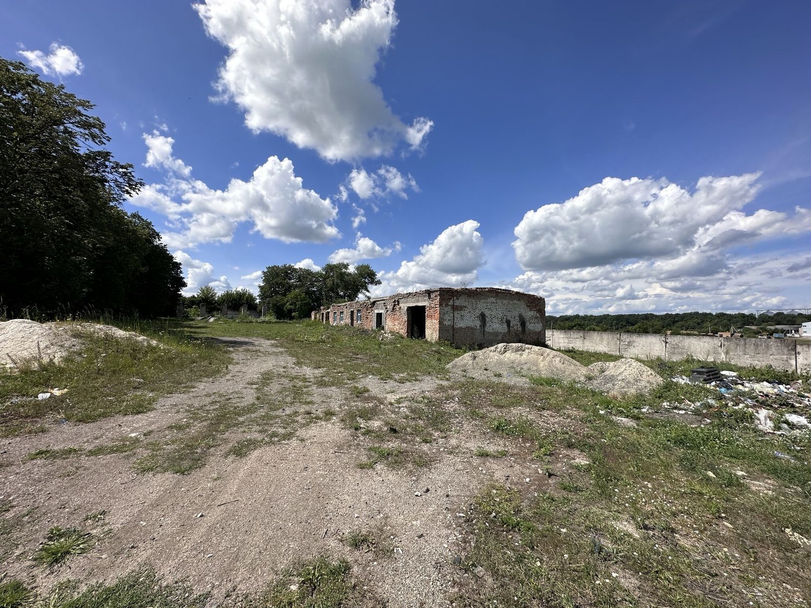 Продаються виробничо-складські приміщення з ділянкою 2,12га.