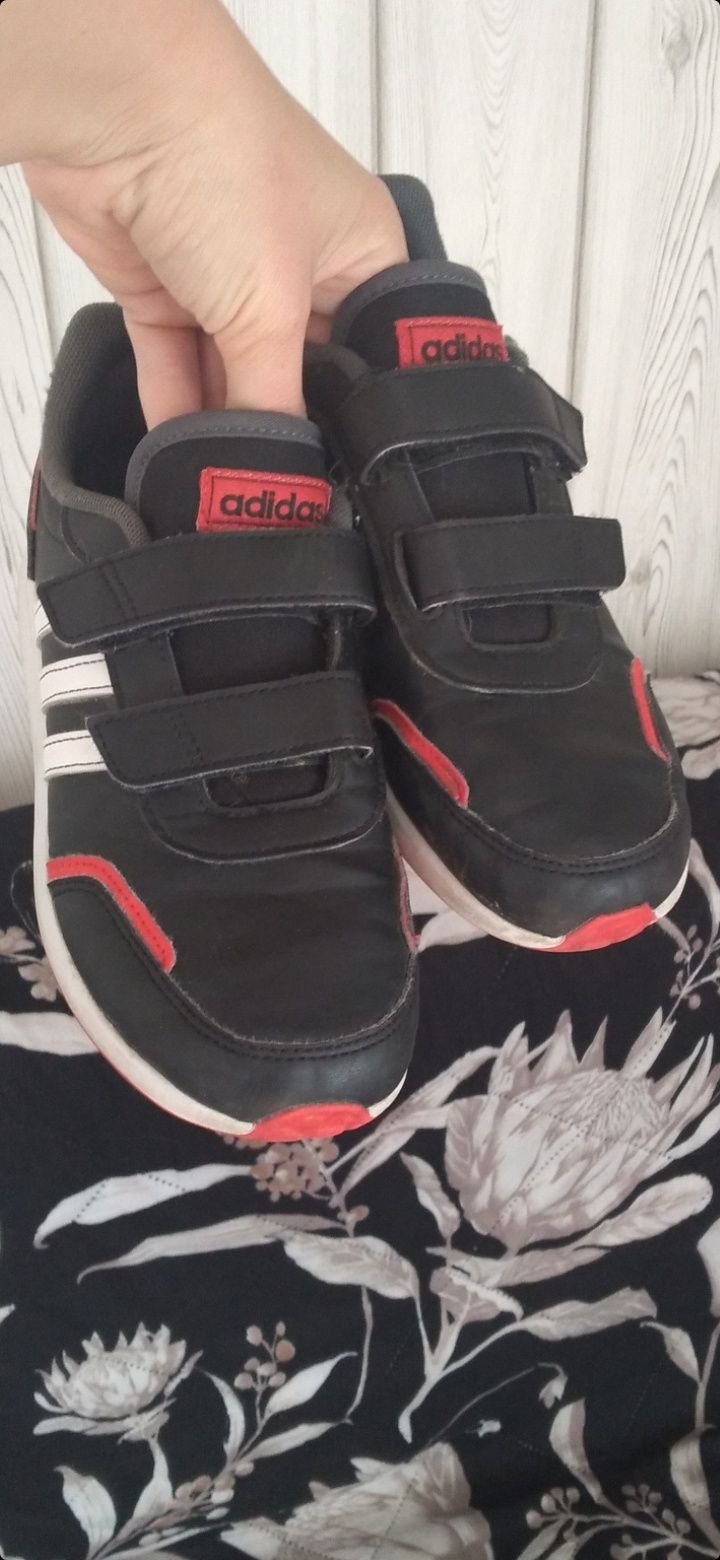 Czarne chłopięce buciki adidas na rzepy 28