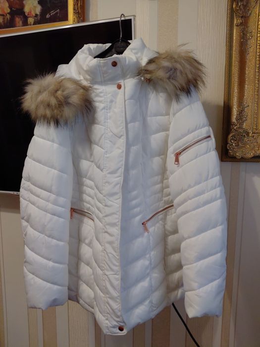 Продам женскую белую куртку